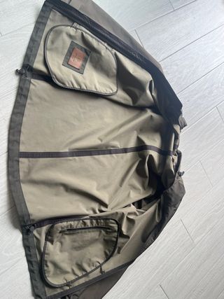 Chaqueta verde oliva con capucha