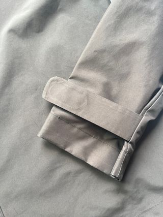 Chaqueta verde oliva con capucha