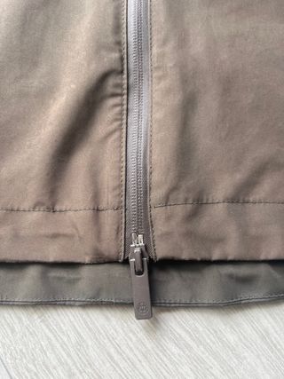 Chaqueta verde oliva con capucha