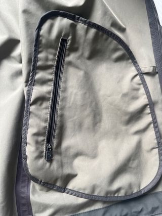 Chaqueta verde oliva con capucha