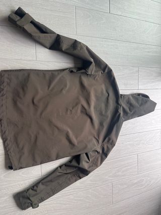 Chaqueta verde oliva con capucha