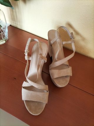 Sandalias cuña ante beige