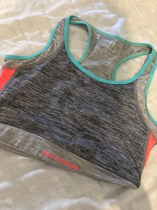 Top deportivo gris y rosa