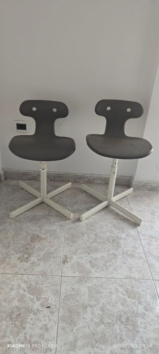 2 Sillas grises y blancas