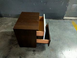 Mesita noche 2 cajones - marrón/blanco