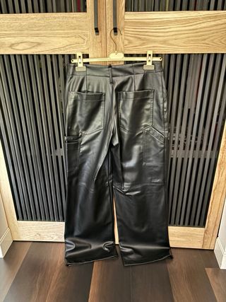 Pantalones cuero sintético negros
