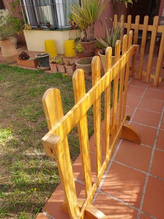 80 VALLAS DE DELIMITACIÓN DE MADERA CON PEANA