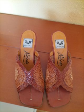 Sandalias cuña ante beige