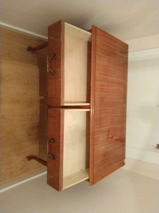 Cómoda antigua de madera para restaurar.