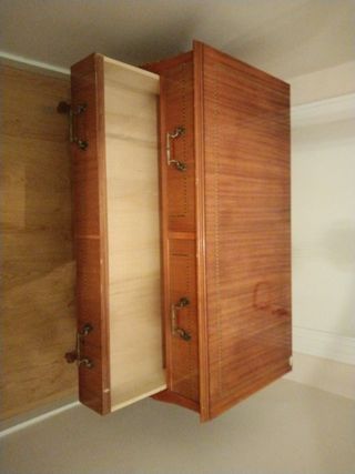 Cómoda antigua de madera para restaurar.