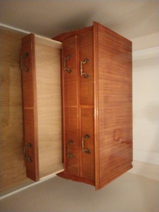 Cómoda antigua de madera para restaurar.