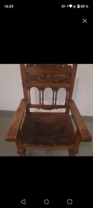 Silla antigua de madera tallada
