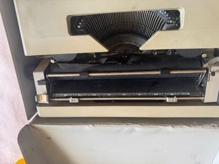 Máquina escribir Olivetti antigua