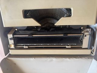 Máquina escribir Olivetti antigua