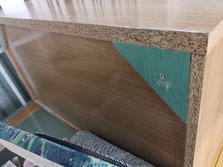 Mueble de madera marrón roble