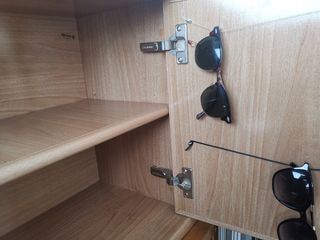 Mueble de madera marrón roble