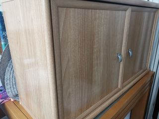 Mueble de madera marrón roble