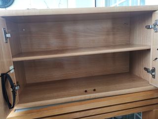 Mueble de madera marrón roble