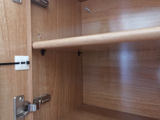 Mueble de madera marrón roble