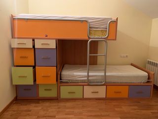 Litera infantil multicolor con cajones