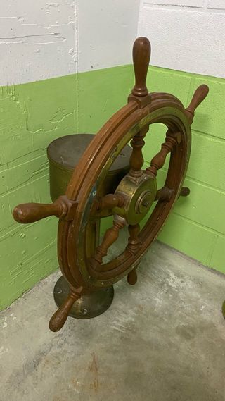 Antiguo conjunto náutico: timón, bitácora