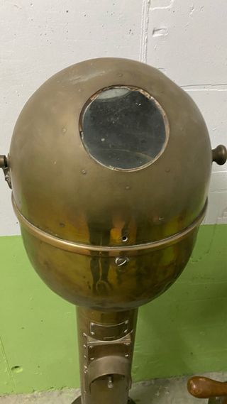 Antiguo conjunto náutico: timón, bitácora