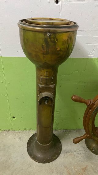 Antiguo conjunto náutico: timón, bitácora