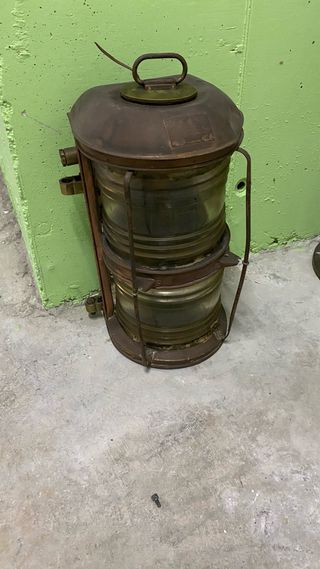 Antiguo conjunto náutico: timón, bitácora