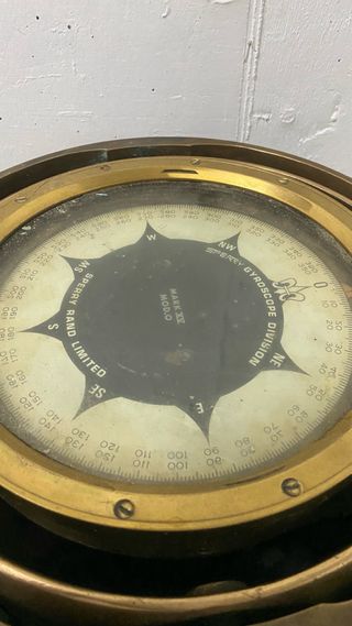 Antiguo conjunto náutico: timón, bitácora