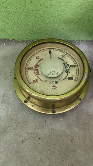 Antiguo conjunto náutico: timón, bitácora