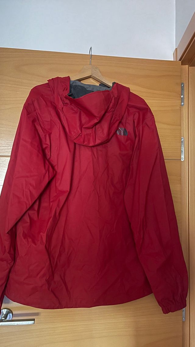 Chaqueta cortavientos The North Face roja