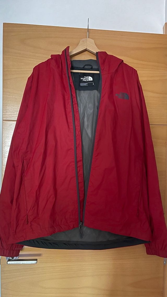 Chaqueta cortavientos The North Face roja