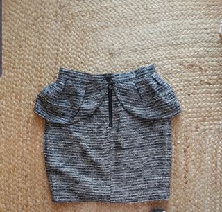 Falda gris y blanca mujer