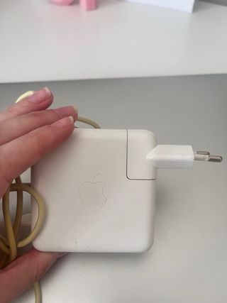 MacBook Air Plata + su cargador  PRECIO NEGOCIABLE