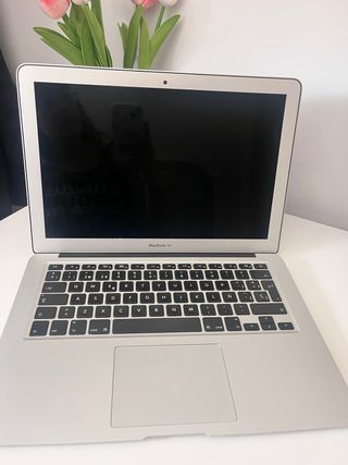 MacBook Air Plata + su cargador  PRECIO NEGOCIABLE