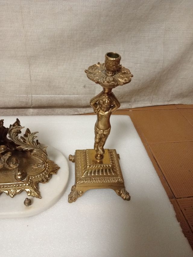 Candelabros y reloj antiguos