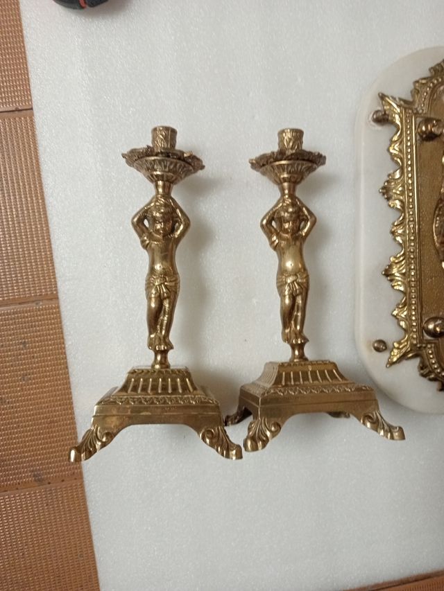 Candelabros y reloj antiguos
