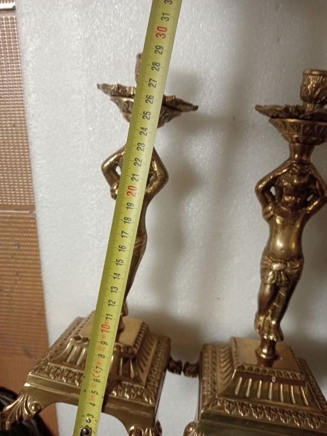 Candelabros y reloj antiguos