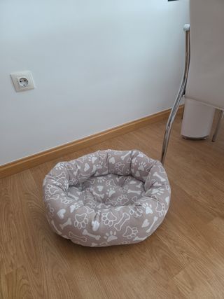 Cama mascota beige y blanca