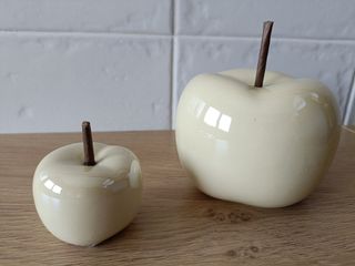2 Manzanas Decorativas Cerámica Beige
