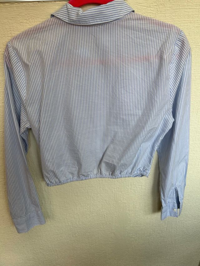 Camisa crop azul y blanca a rayas.