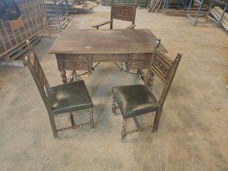 Escritorio antiguo de madera con sillas......