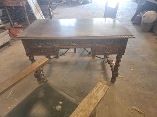 Escritorio antiguo de madera con sillas......