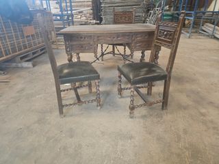 Escritorio antiguo de madera con sillas......