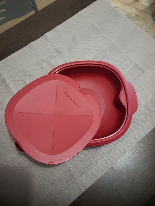 Fuente Tupperware roja y blanca