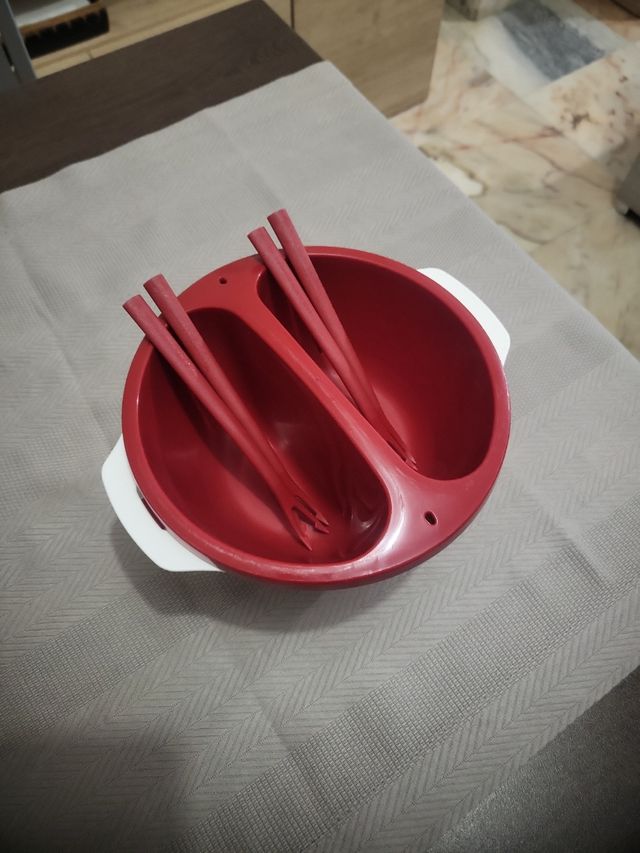 Fuente Tupperware roja y blanca