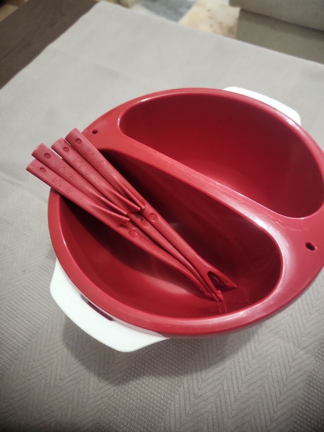 Fuente Tupperware roja y blanca