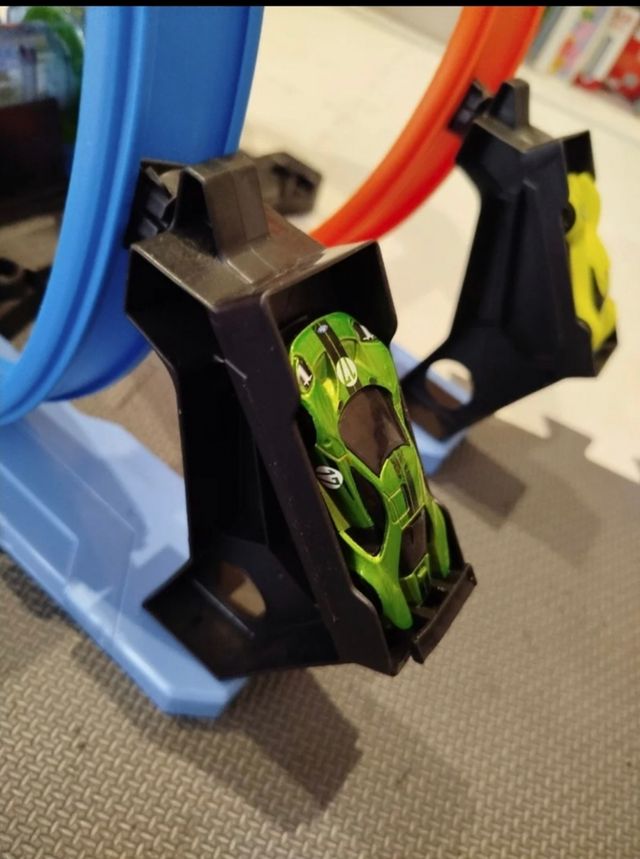 Hot Wheels Triple Looping Pista