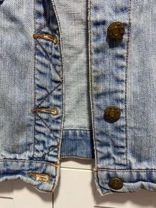 Chaqueta vaquera con tachuelas