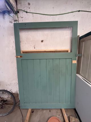 Portón madera maciza antiguo